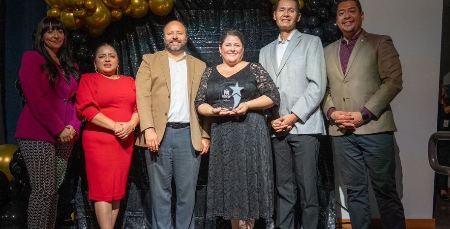 Jennifer Grisham accepting the inaugural MVUSD Shine Award in 2025